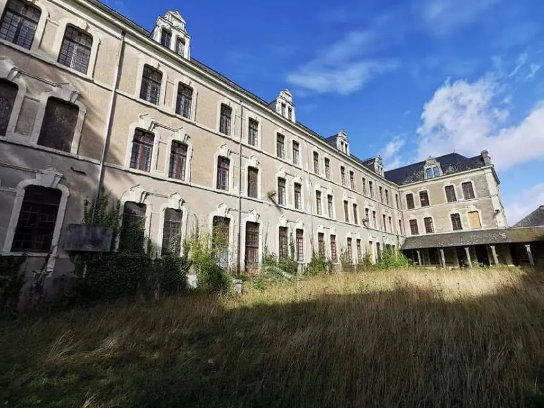 Image d'illustration de l'ancien collège de Combrée, fermé depuis 2005.
